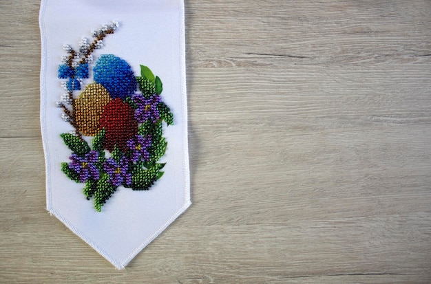 hafty na białym materiale